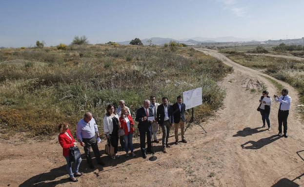 De la Torre, esta mañana, durante la presentación de la propuesta, en los terrenos de Bellavista.