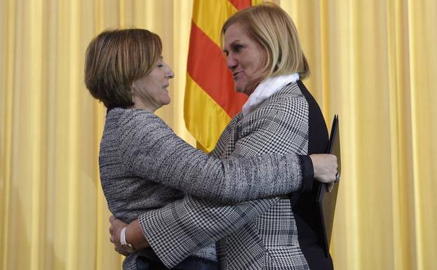 Forcadell abraza a De Gispert en su toma de posesión como presidenta del Parlament. 