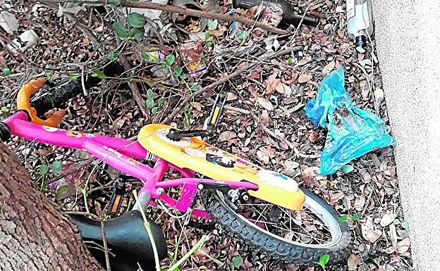 Imagen principal - Los vecinos reclaman la mejora del mantenimiento de los jardines. El árbol junto a la vivienda. Reclaman su poda.