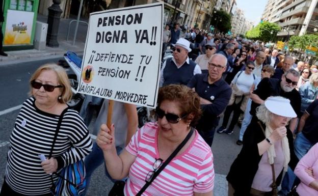 Pensionistas manifestándose por jubilaciones dignas.