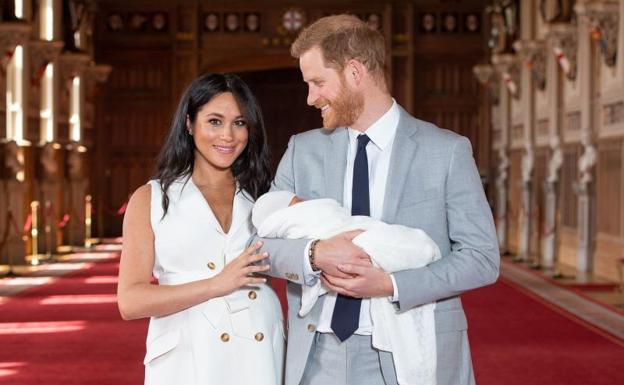 El príncipe Enrique y Meghan presentan a su hijo. 