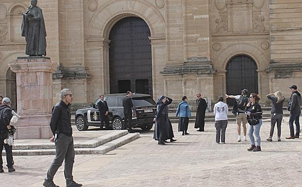 Momentos del rodaje de una de las secuencias en la Plaza de los Escribanos con la participación del actor portugués Joaquim de Almeida en su personaje del Cardenal Duretti