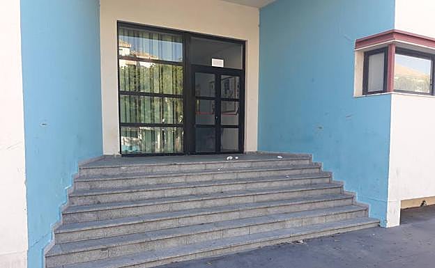 Madre e hija dormían en uno de los soportales del Ayuntamiento de Torremolinos, donde se produjeron los hechos. 