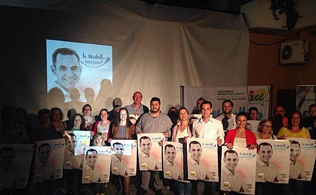 El candidato de IU con su equipo en la Plaza del Teatro. 