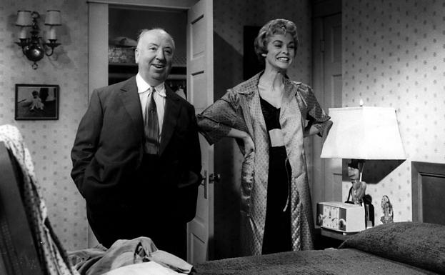 Alfred Hitchcock y Janet Leigh durante el rodaje.