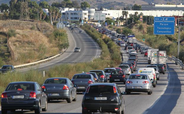 Caravana habitual en el acceso al PTA en la hora punta de la mañana.