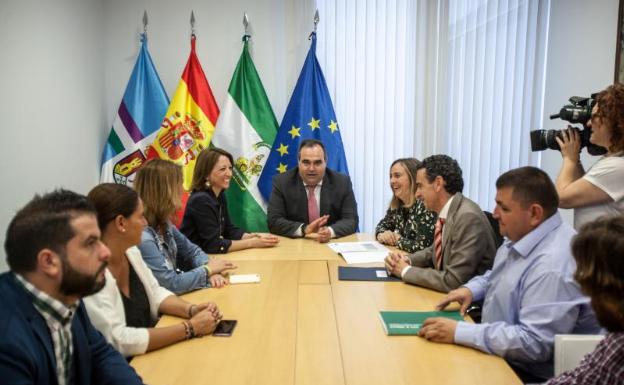 En el centro, el alcalde de Pizarra, Félix Lozano. A su izquierda la delegada de Gobierno, Patricia Navarro y a su izquierda la consejera de Fomento, Marifrán Carazo. 