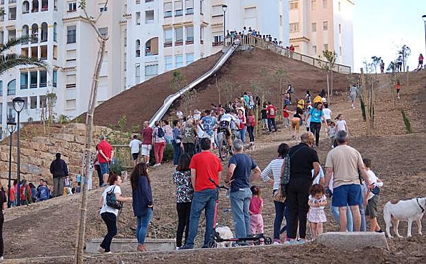 Cartel informativo a la entrada del tobogán 