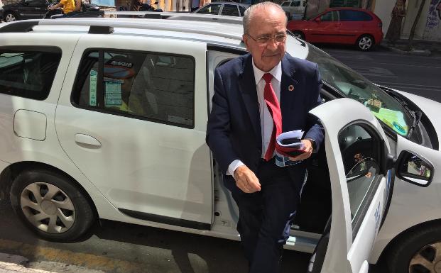 De la Torre bajándose del taxi en el que acudió al acto para presentar sus propuestas de movilidad. 