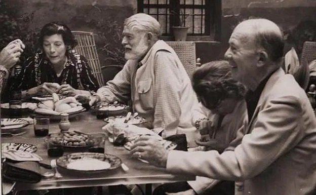 Gamel Woolsey y Gerald Brenan, con Ernest Hemingway en Málaga. 