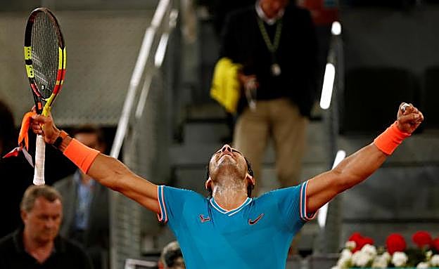 Rafa Nadal levanta los brazos tras la victoria.