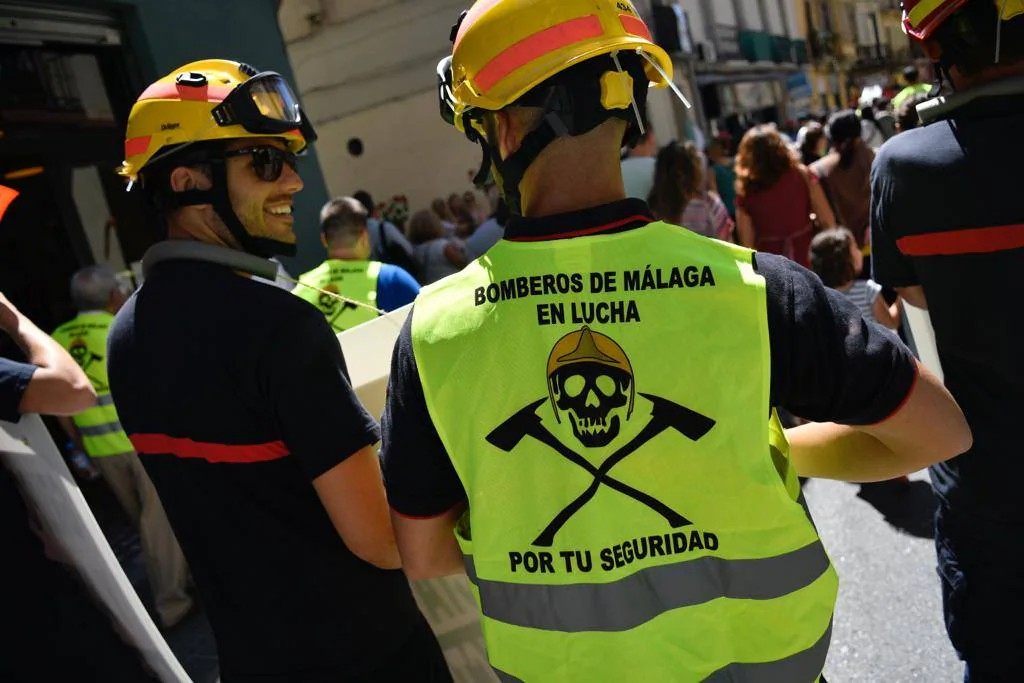 La manifestación de los bomberos colapsa el Centro de Málaga a dos semanas de las elecciones municipales