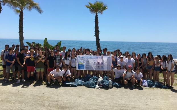 Los estudiantes de tercero y cuarto de ESO del IES Bezmiliana, en la playa el pasado viernes tras realizar la recogida de basuras.