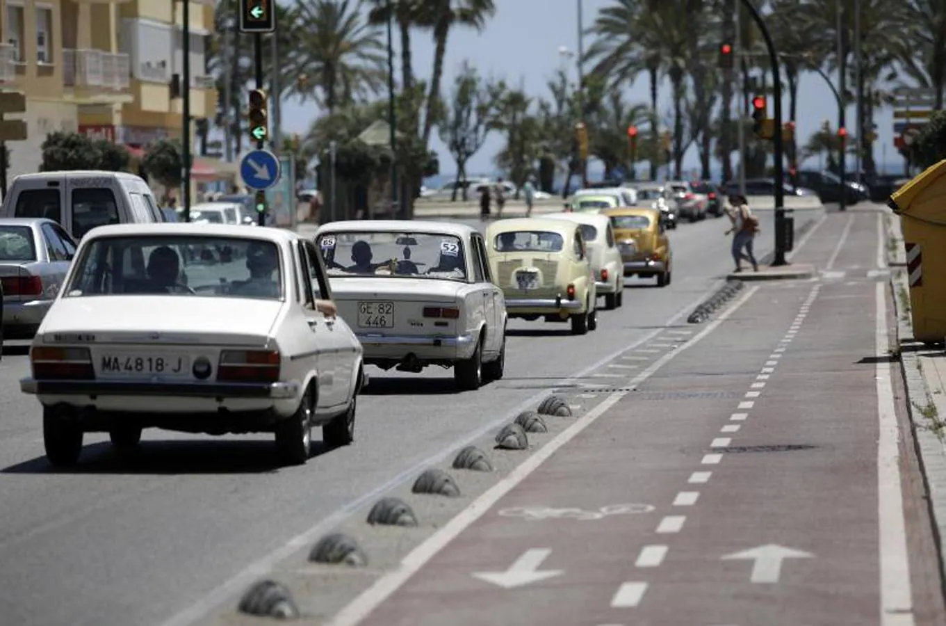 Una veintena de coches antiguos participan en la IV Caravana Solidaria que organiza el Museo Automovilístico con fines benéficos