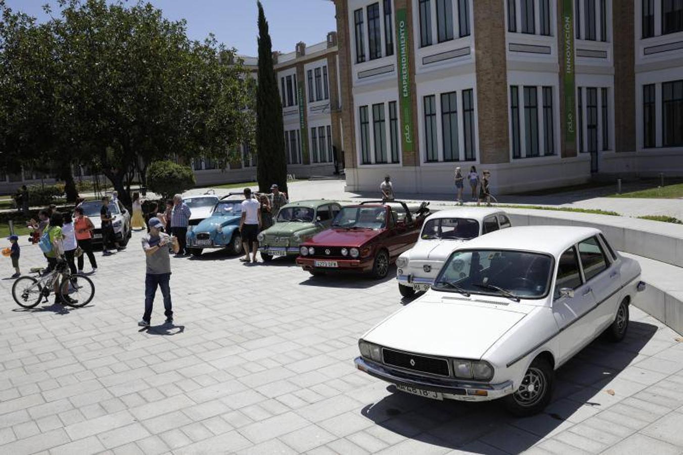 Una veintena de coches antiguos participan en la IV Caravana Solidaria que organiza el Museo Automovilístico con fines benéficos