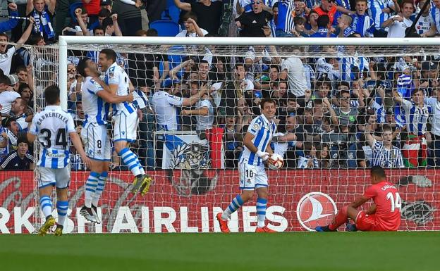 Los jugadores de la Real celebran uno de sus goles ante el Madrid.