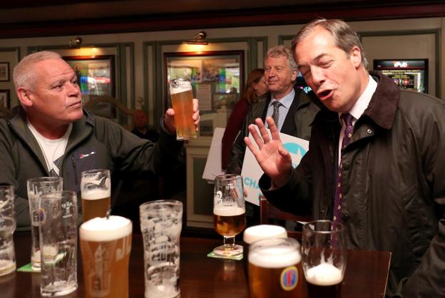 Farage rechaza la invitación de un ciudadano durante un acto de campaña en un pub de Sunderland. :: Scott Heppell / REUTERS