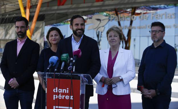 Pérez, este lunes frente al Palacio de Ferias y Congresos. 