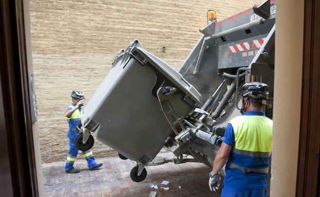 Empleados del servicio de recogida de residuos. 