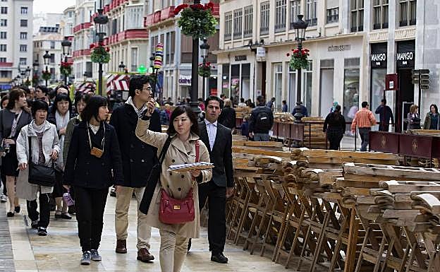 Turistas chinos recorren la calle Larios, en el Centro de Málaga. 