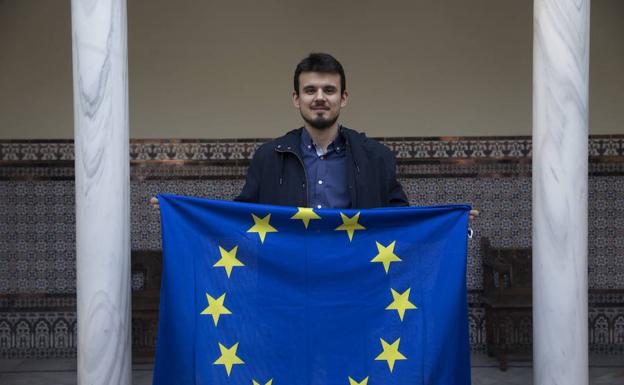 Imagen principal - Gonzalo, madrileño y uno de los miembros de la plataforma 'Esta vez voto', tiene 25 años y hace prácticas en una consultora. Abajo, Pablo Díaz Bouza, voluntario gallego de 26 años, y el voluntario cubano Alexis, de 45 años y profesor 'on line'. 