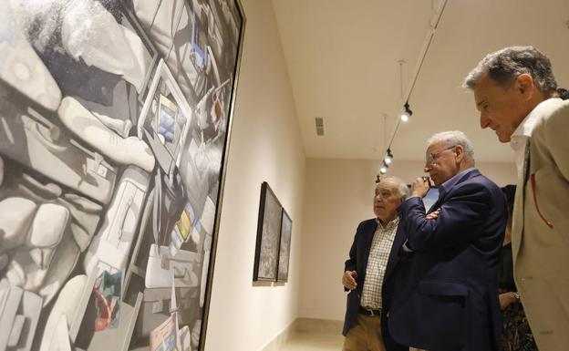 Toral mostrando uno de sus cuadros a Alfonso Guerra que vino acompañado del exconsejero y exalcalde de Antequera Paulino Plata. 