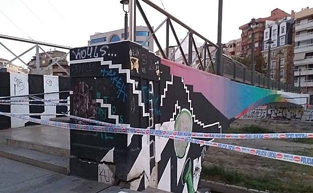 Desprendimientos en uno de los apoyos de la pasarela.