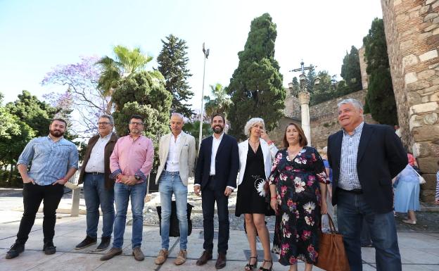 El candidato socialista a la Alcaldía, Daniel Pérez, con sus candidatos a los pies de la Alcazaba.