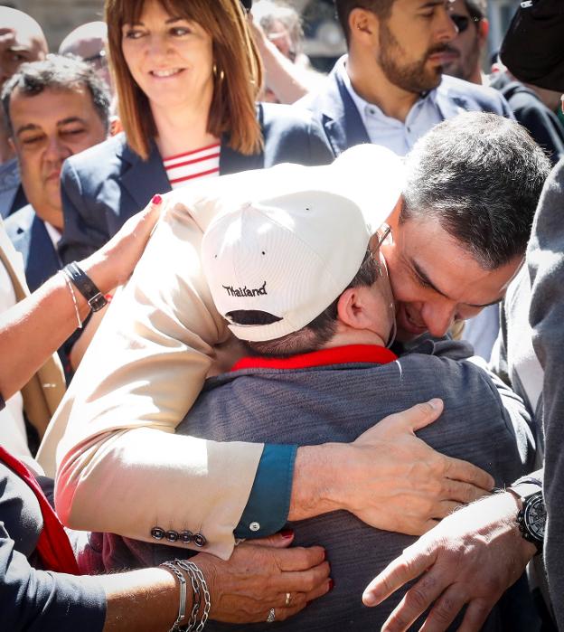 Sánchez se abraza con uno de los asistentes al acto electoral que protagonizó ayer en San Sebastián.
:: Javier Etxezarreta / efe