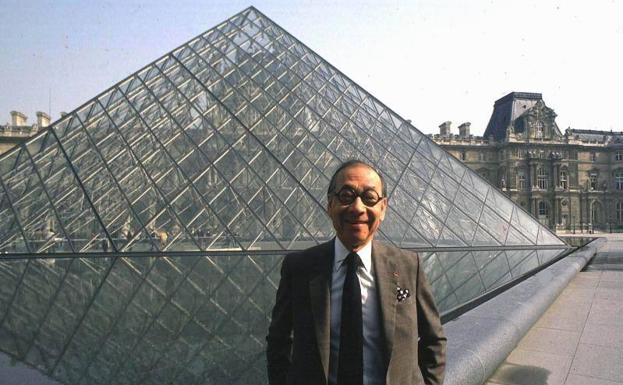 El arquitecto estadounidense de origen chino Ieoh Ming Pei frente a la pirámide del Louvre.