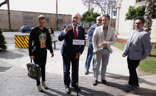 De la Torre, esta mañana, con integrantes de su candidatura.