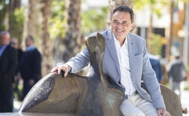 Ortiz posa en una escultura de Elena Laverón, en el centro recién peatonalizado. 