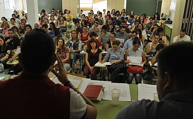 El perfil medio de los opositores es el de mujeres de entre 25 y 35 años, que vienen del sector turístico y hostelero y buscan una estabilidad laboral para poder conciliar. 