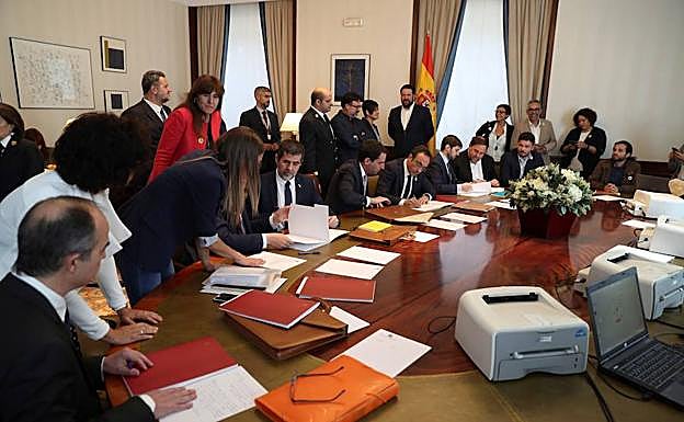 Oriol Junqueras (3d), de ERC, y Jordi Sànchez (4i) y Josep Rull (5d) de JxCat, tramitan sus actas parlamentarias este lunes en el Congreso de los Diputados.