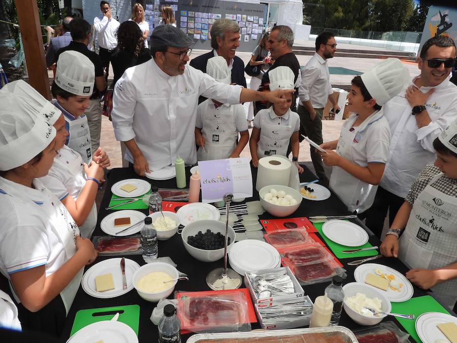 Casi 150 niños de varios colegios de Marbella y de la  Fundación Andrés Olivares  han podido disfrutar de unos divertidos talleres impartidos por 26 chefs de todo el país, que suman 47 estrellas Michelin. 