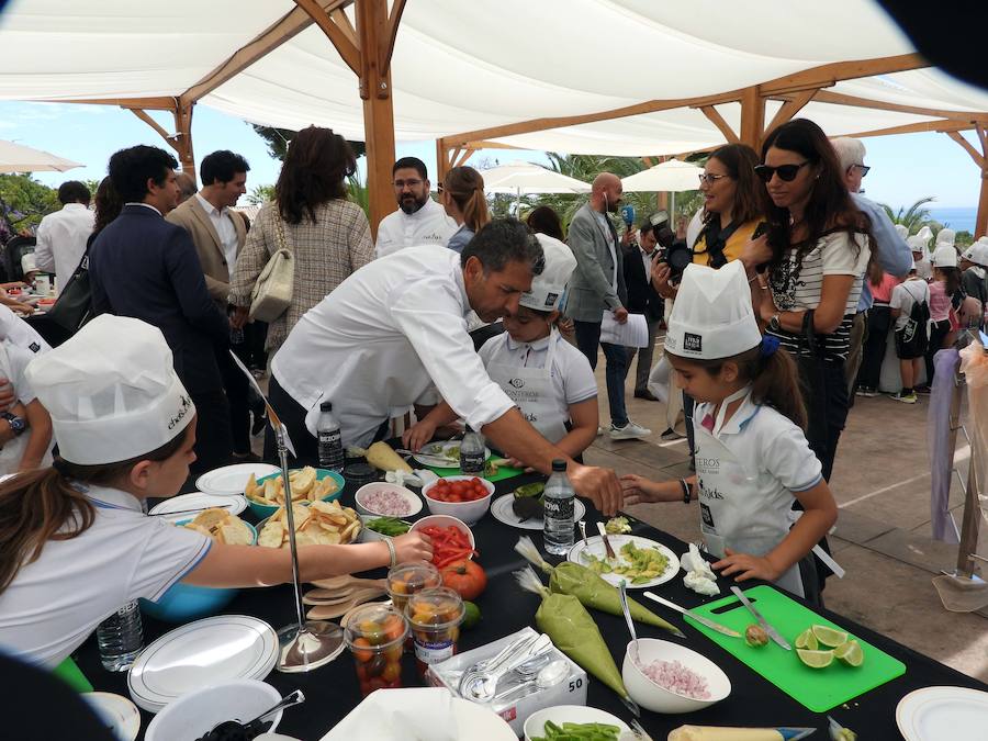 Casi 150 niños de varios colegios de Marbella y de la  Fundación Andrés Olivares  han podido disfrutar de unos divertidos talleres impartidos por 26 chefs de todo el país, que suman 47 estrellas Michelin. 