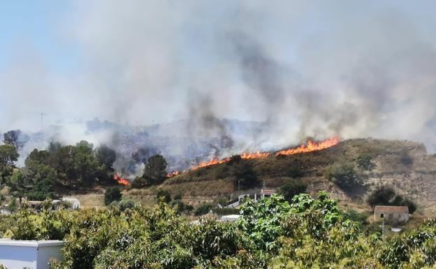 Imagen de las llamas, este lunes en el Cerro de San Isidro de Nerja. 