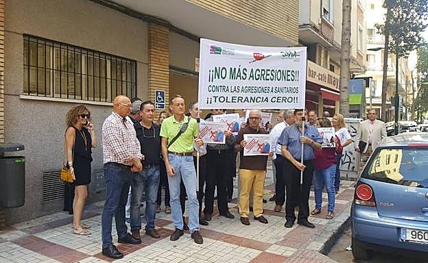 Concentración celebrada en la puerta del centro de salud Jesús Cautivo. 