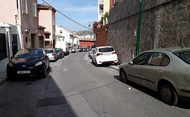 Muchos vehículos estacionan en las aceras.