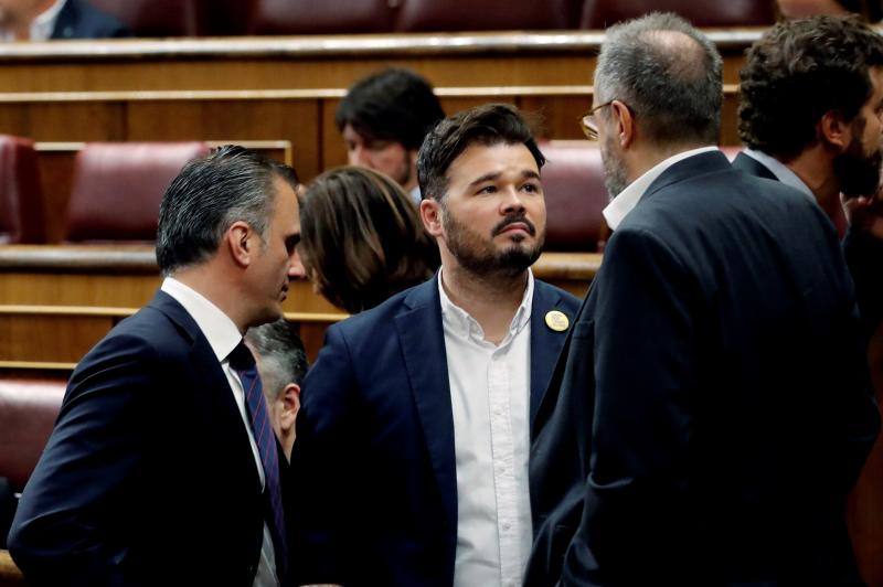 En la mañana de este martes ha echado andar la XIII legislatura de la democracia española con la constitución del Congreso. Os dejamos las imágenes más curiosas del hemiciclo. 