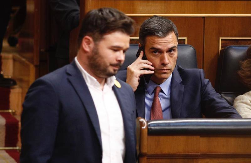 En la mañana de este martes ha echado andar la XIII legislatura de la democracia española con la constitución del Congreso. Os dejamos las imágenes más curiosas del hemiciclo. 