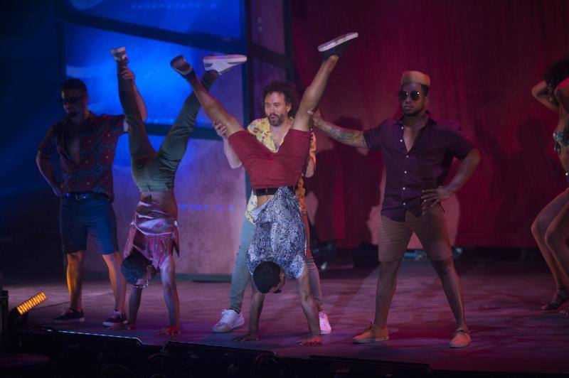 'Hotel Habana Show' concentra en Málaga la esencia de Cuba bajo la carpa instalada en el recinto ferial con acrobacias, bailes y son cubano