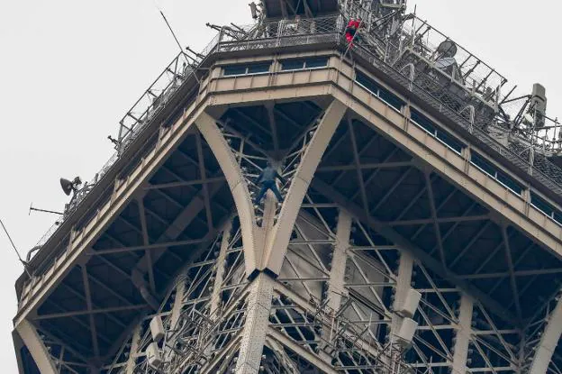 ESCALA LA TORRE EIFFEL Y PROVOCA SU CIERRE