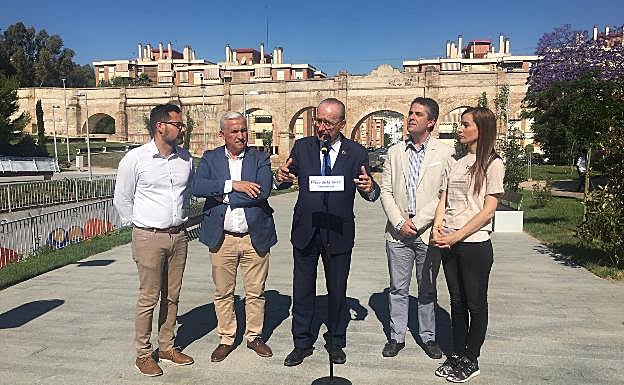 El alcalde, esta mañana con varios miembros de su candidatura en el Acueducto de San Telmo