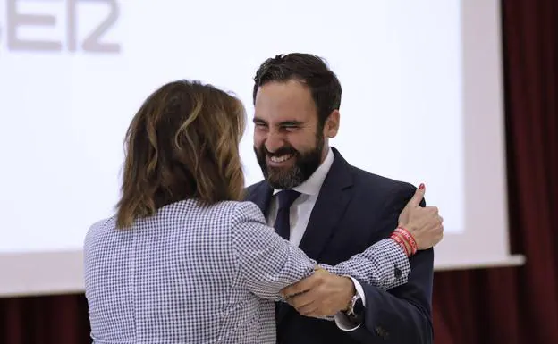 Díaz abraza a Pérez durante el acto organizado por cadena Ser. 