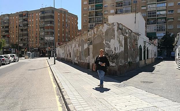 Florinda Álvarez delante de las viviendas en ruinas que hay en la calle Ferrocarril.