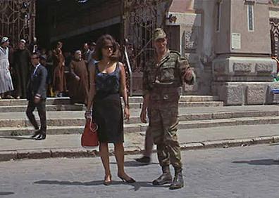 Imagen secundaria 1 - Arriba y a la izquierda, escenas de la película con Alain Delon y Claudia Cardinale en la playa del Castillo de Bil-Bil y ante el Mercado de Salamanca de El Molinillo. A la derecha, el actor francés, en Rancho Domingo de Benalmádena. 