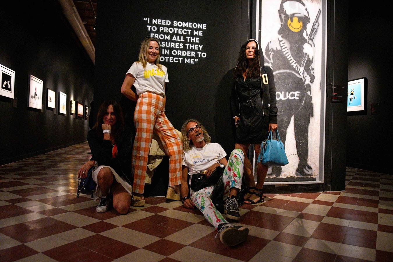 La Térmica vivió en la noche del jueves la inauguración de la exposición 'Banksy, The art of protest'', una muestra que constituye un hito en la historia de este espacio. Satisfacción y buen rollo entre obras de esta celebridad del grafiti que ha firmado obras a lo largo y ancho del mundo.