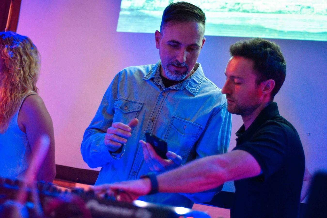 La Térmica vivió en la noche del jueves la inauguración de la exposición 'Banksy, The art of protest'', una muestra que constituye un hito en la historia de este espacio. Satisfacción y buen rollo entre obras de esta celebridad del grafiti que ha firmado obras a lo largo y ancho del mundo.