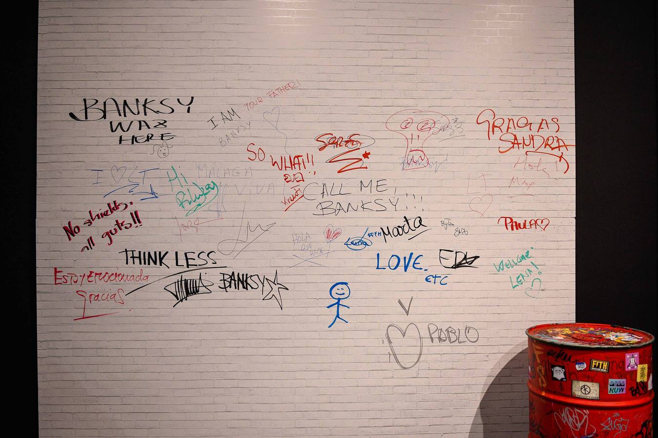 La Térmica vivió en la noche del jueves la inauguración de la exposición 'Banksy, The art of protest'', una muestra que constituye un hito en la historia de este espacio. Satisfacción y buen rollo entre obras de esta celebridad del grafiti que ha firmado obras a lo largo y ancho del mundo.